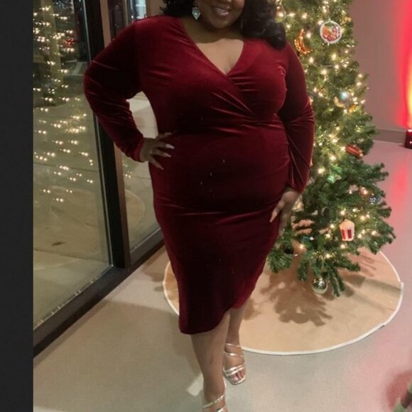 NWT Plus Size Red Velvet Long Sleeve Holiday Bodycon Dress, Soft Stretchy, Wrap - Picture 5 of 6